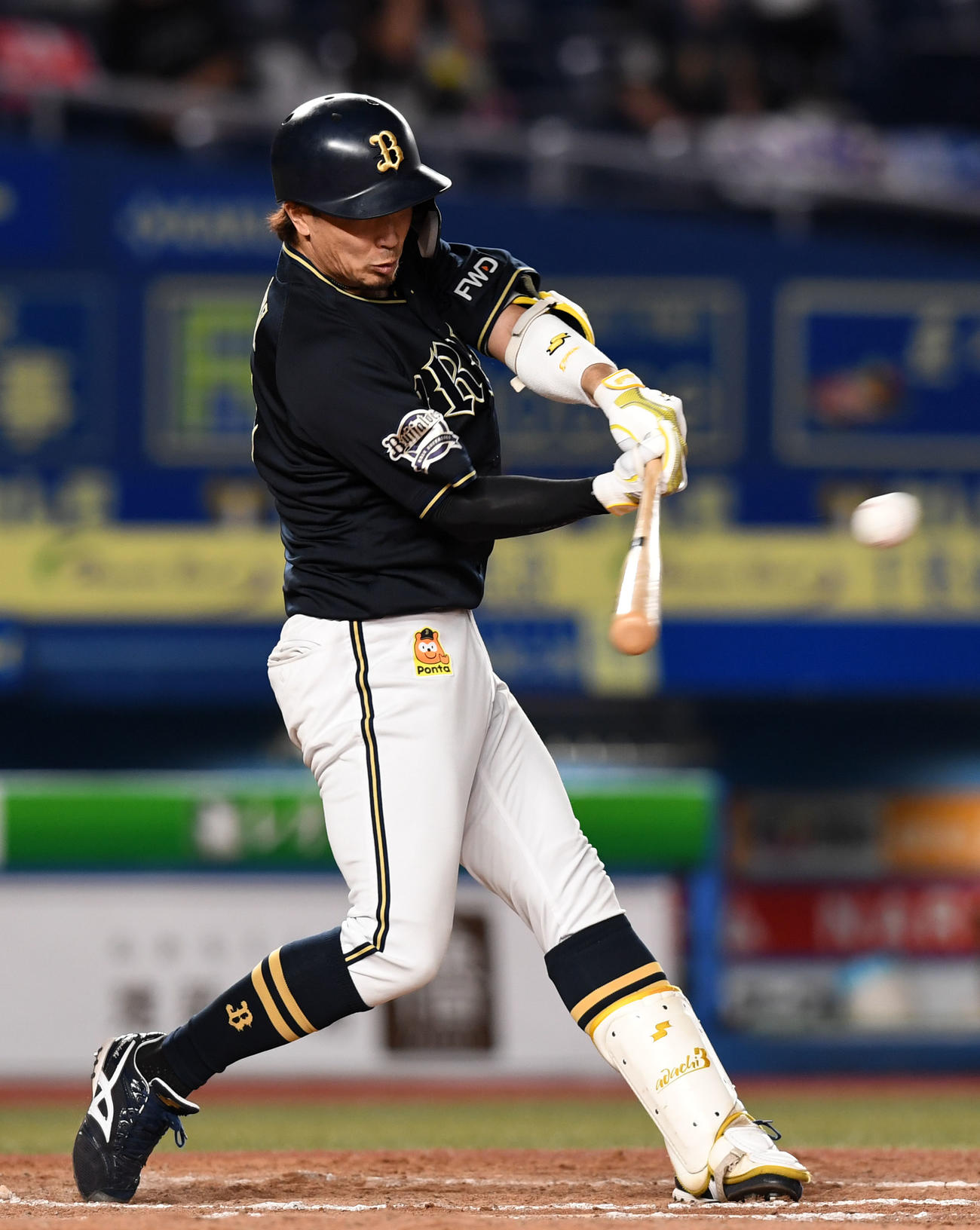 ロッテ対オリックス　8回表オリックス無死、右前打を放つ安達（撮影・横山健太）