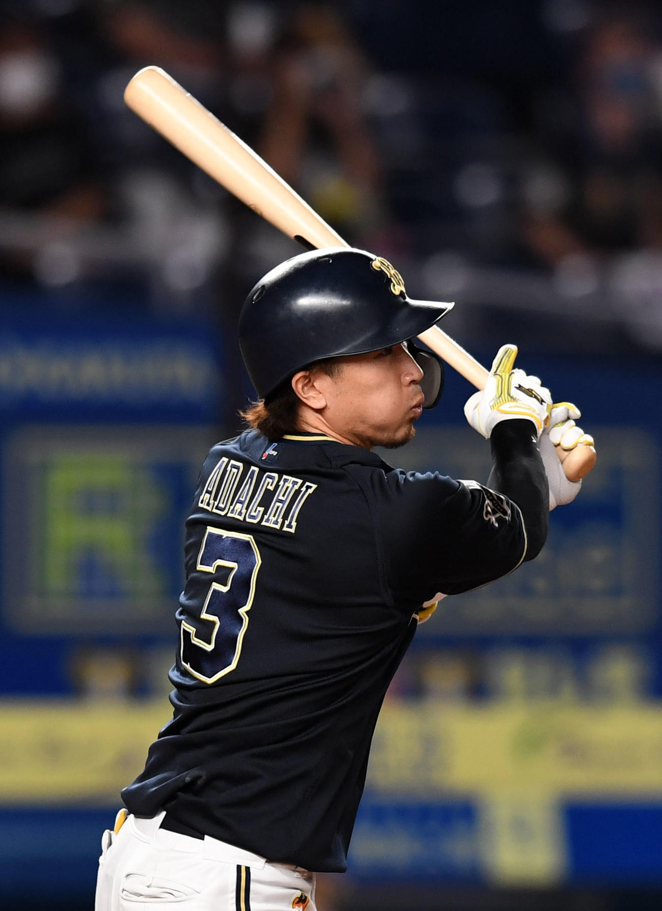 ロッテ対オリックス　8回表オリックス無死、右前打を放つ安達（撮影・横山健太）