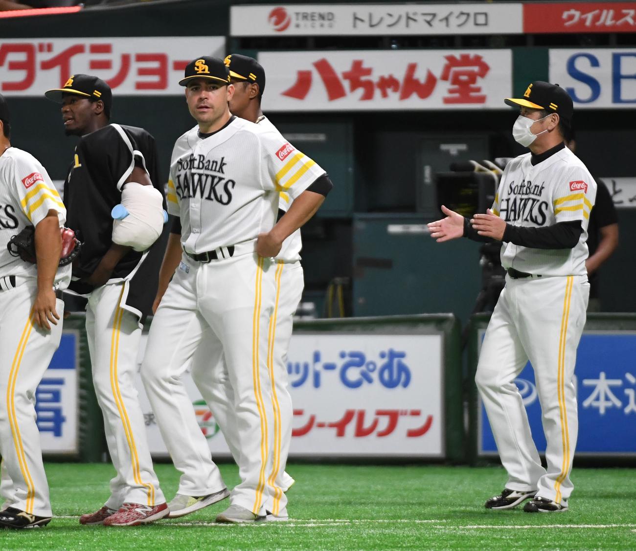 西武を破りナインを出迎える工藤公康監督（右）（撮影・今浪浩三）