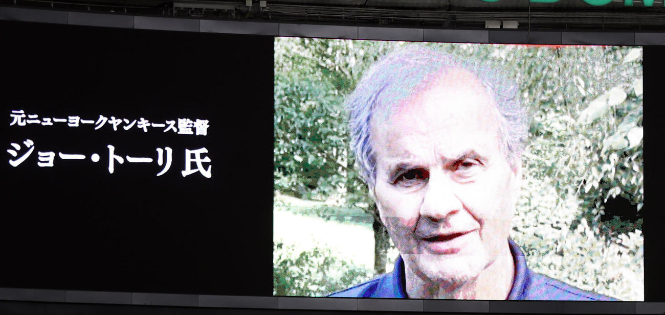 巨人対ヤクルト　原監督に祝福メッセージを贈る元ヤンキース監督のトーリ氏（撮影・狩俣裕三）