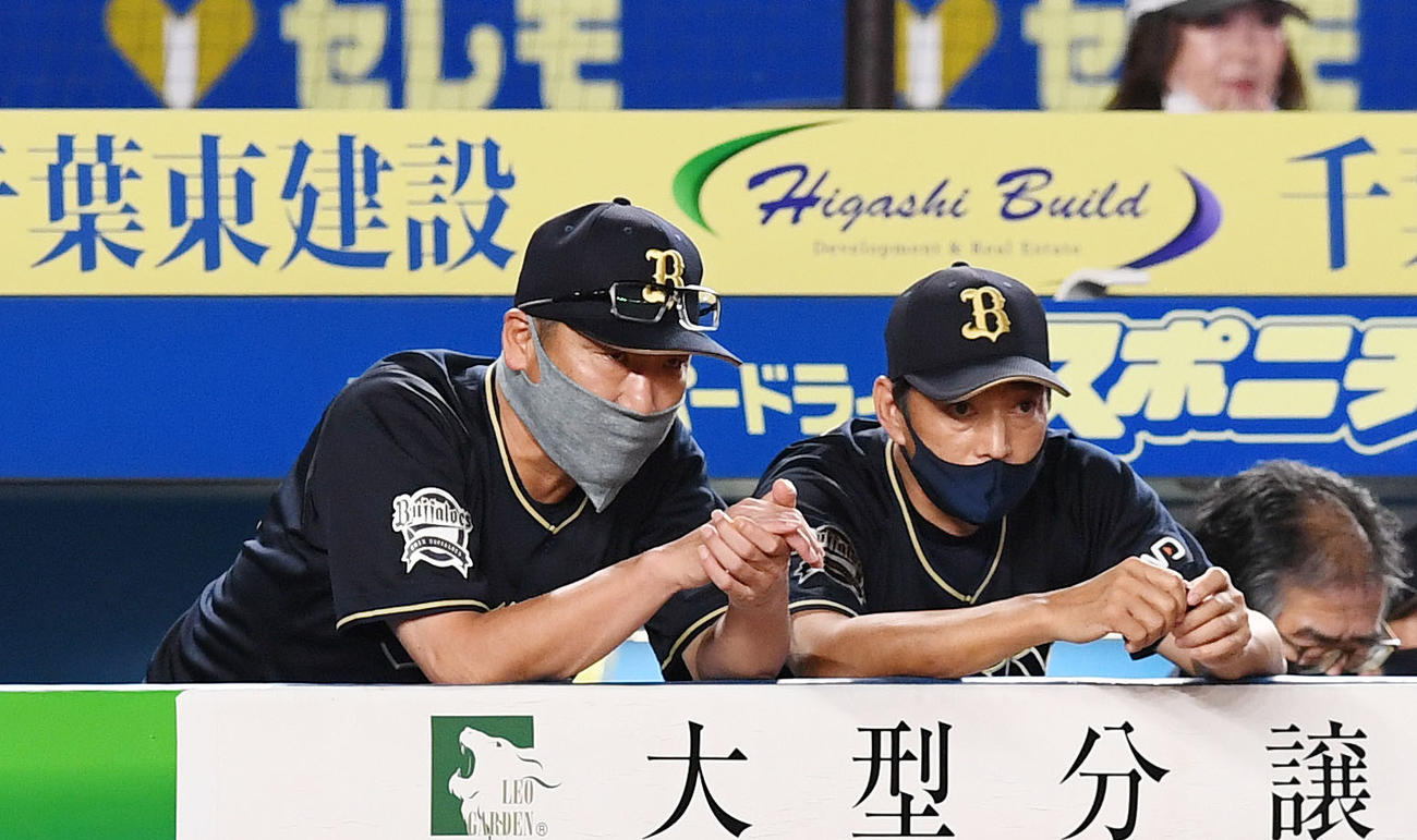ロッテ対オリックス　厳しい表情で試合を見つめるオリックス中嶋監督代行（左）（撮影・横山健太）