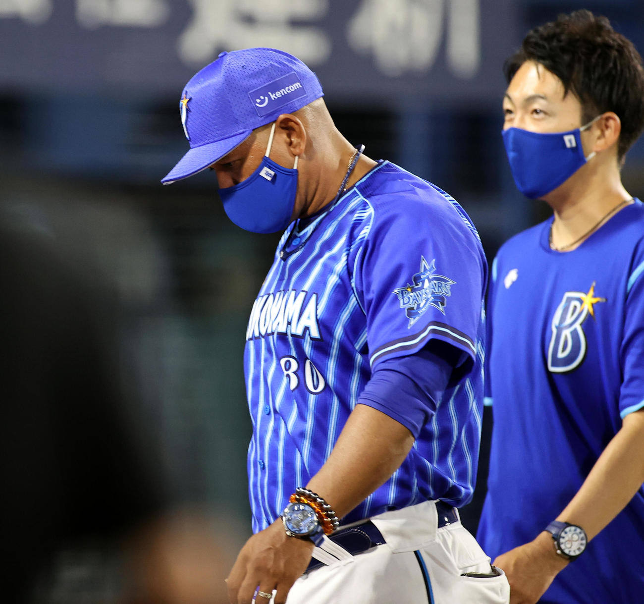 DeNA対中日　8回表中日の攻撃前、投手交代を告げたラミレス監督はうつむいてベンチに戻る（撮影・浅見桂子）