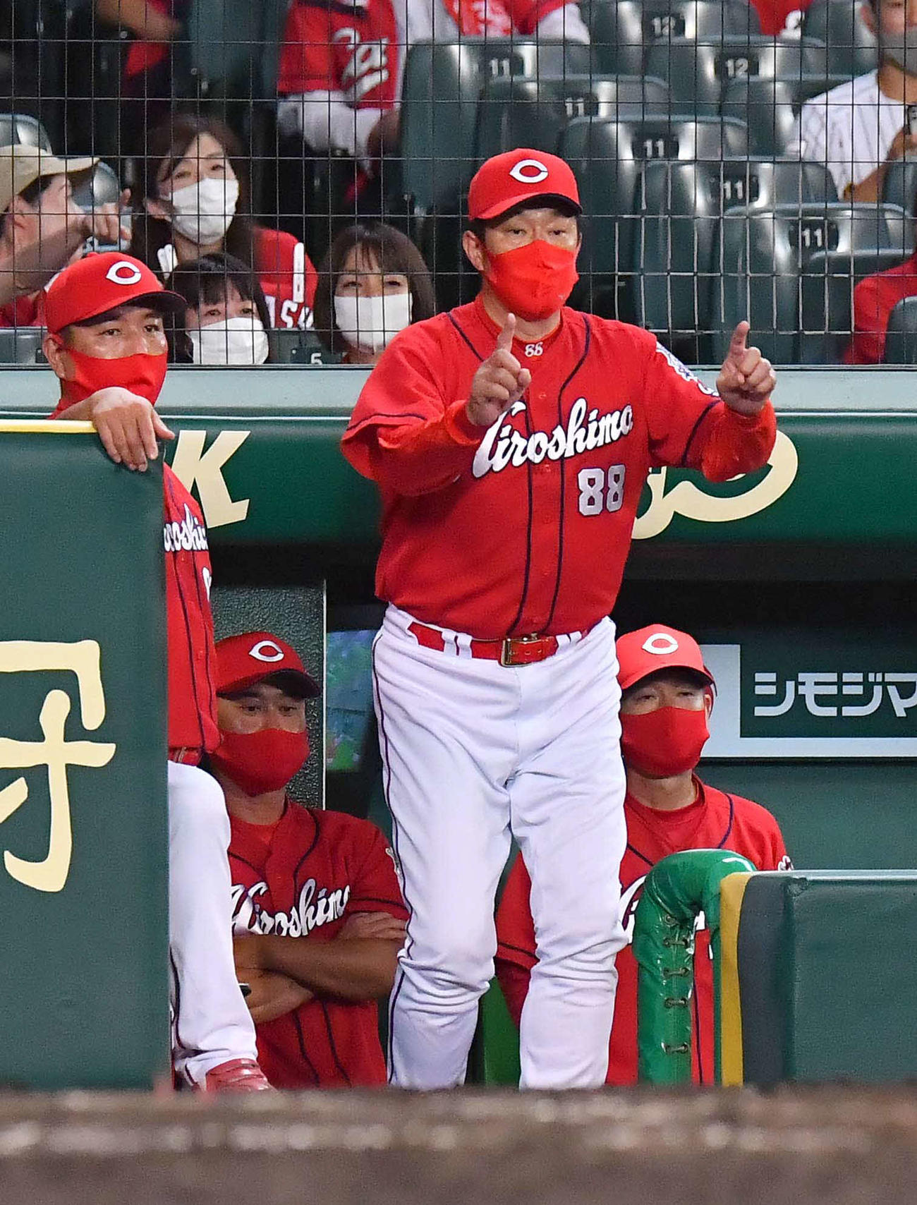 ピレラの三ゴロの判定にリクエスト検証を要求する佐々岡真司監督（撮影・上田博志）