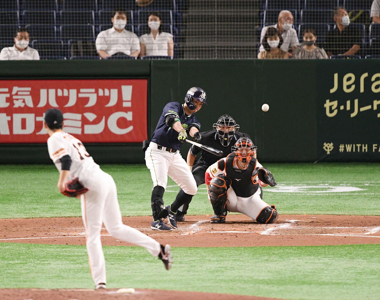 巨人対ヤクルト　4回表ヤクルト無死、青木は左中間へ二塁打を放つ。投手戸郷（撮影・滝沢徹郎）