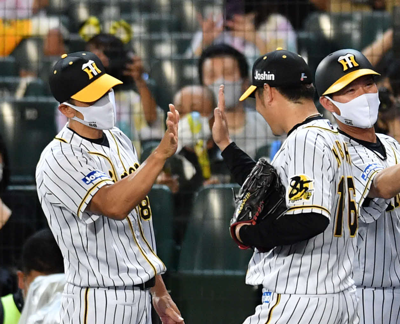 完封勝利をあげた西勇輝とハイタッチする矢野燿大監督（撮影・岩下翔太）