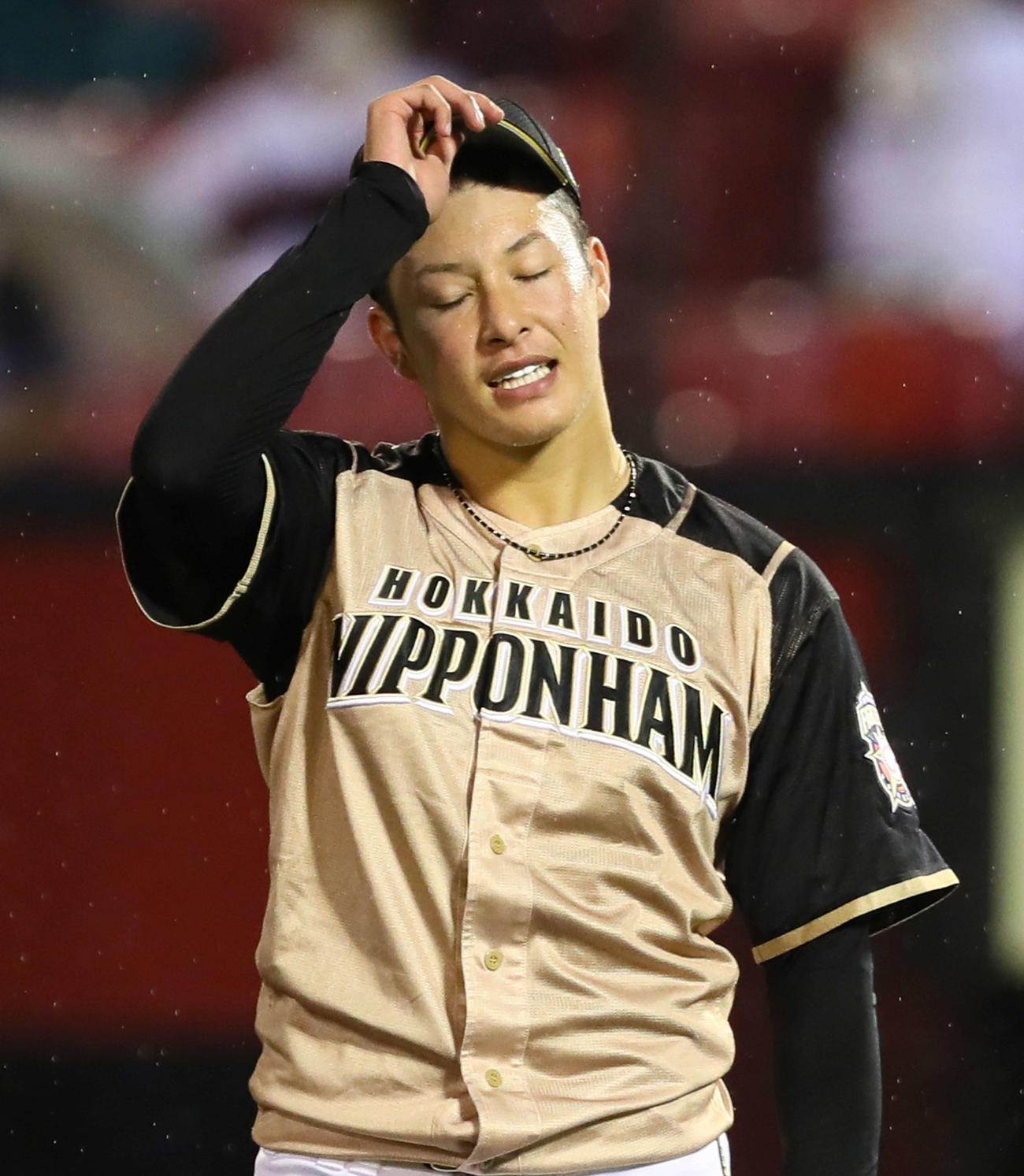 楽天対日本ハム　6回途中3失点でマウンドを降りた日本ハム吉田輝は悔しそうな表情を見せる（撮影・足立雅史）