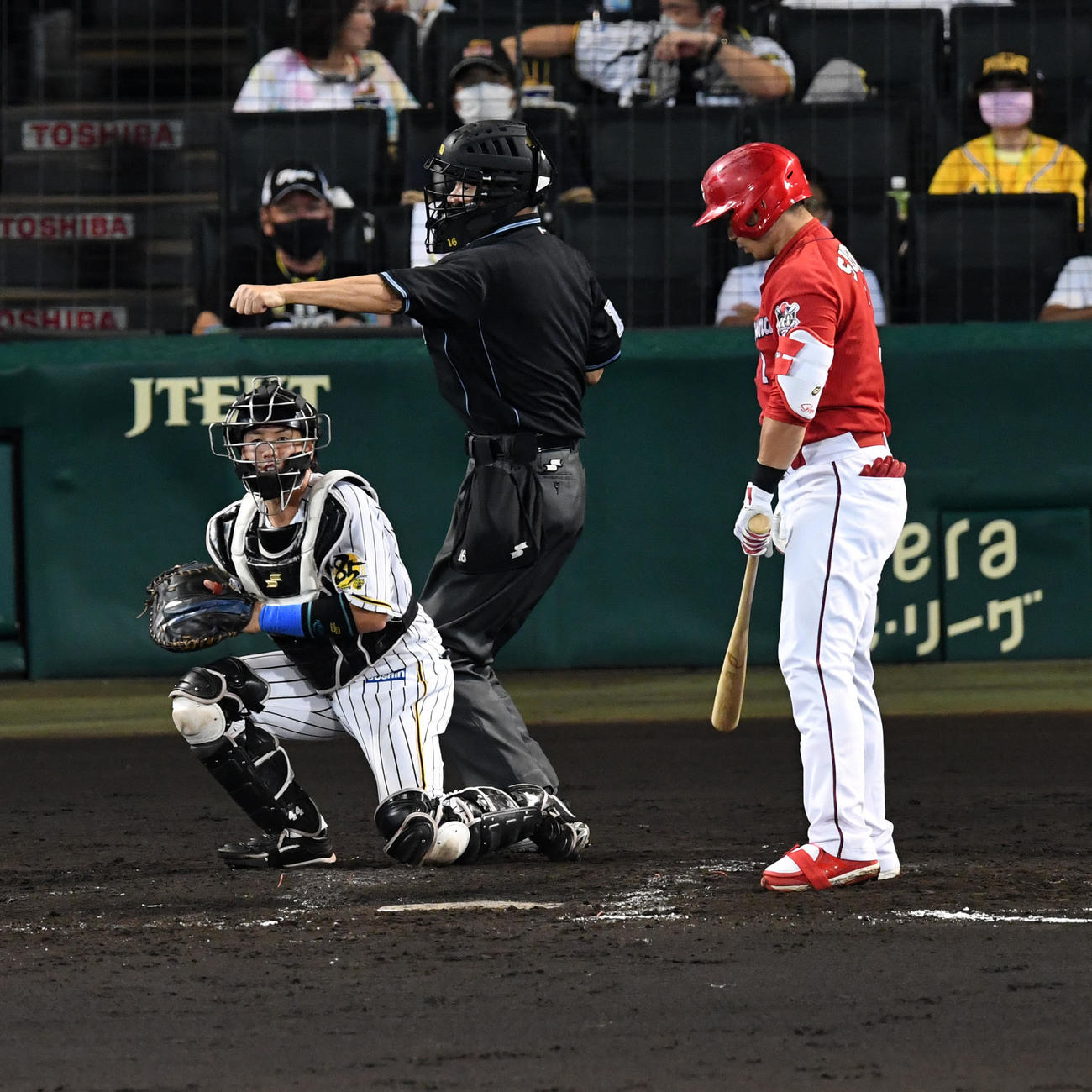鈴木誠は見逃しの三振に倒れる（撮影・前岡正明）