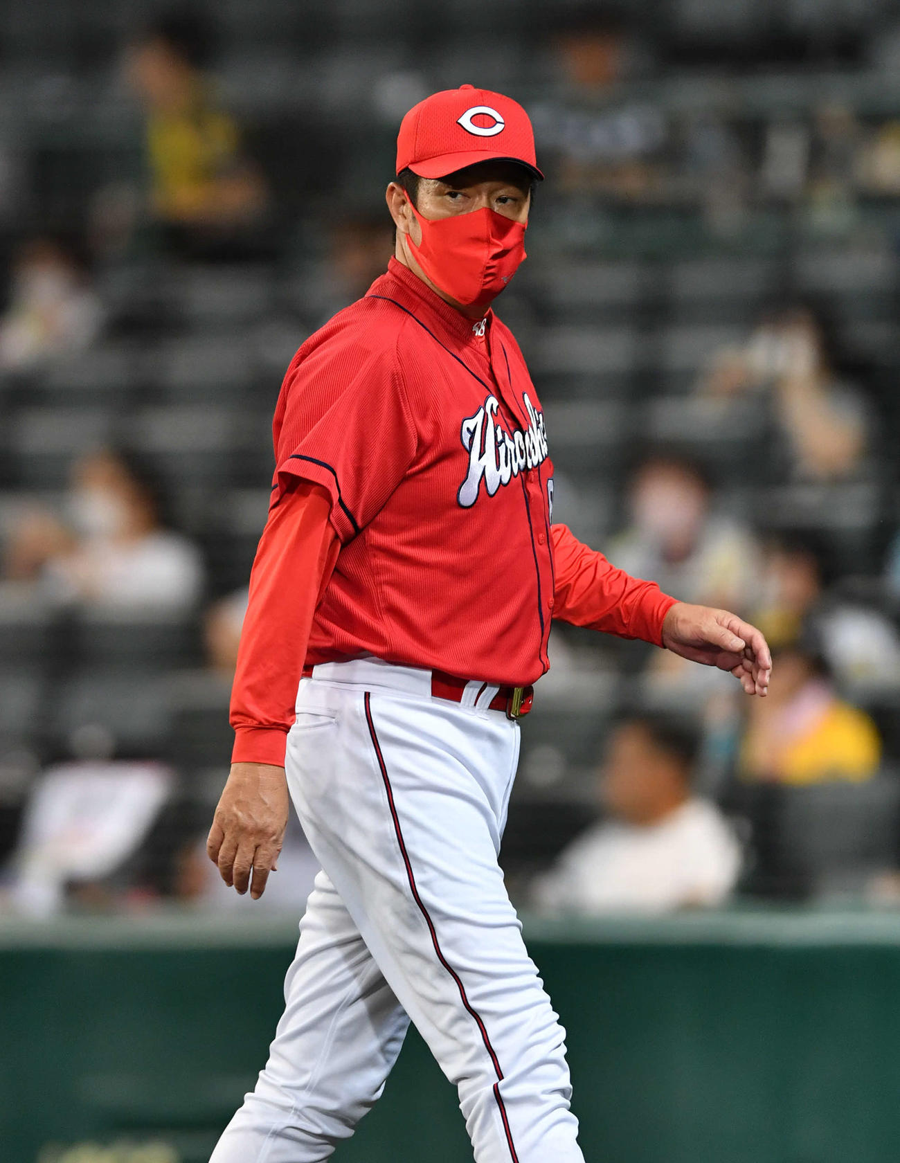 投手の交代を告げベンチへ戻る広島佐々岡真司監督（撮影・岩下翔太）