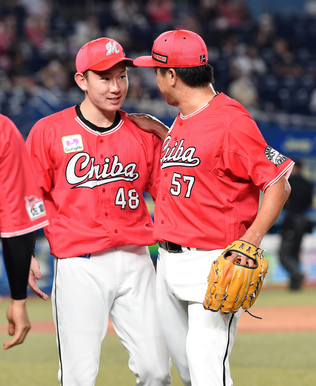 ロッテ対オリックス　8回表を無失点に抑え、ロッテ中村稔（左）に声をかける沢村（撮影・横山健太）