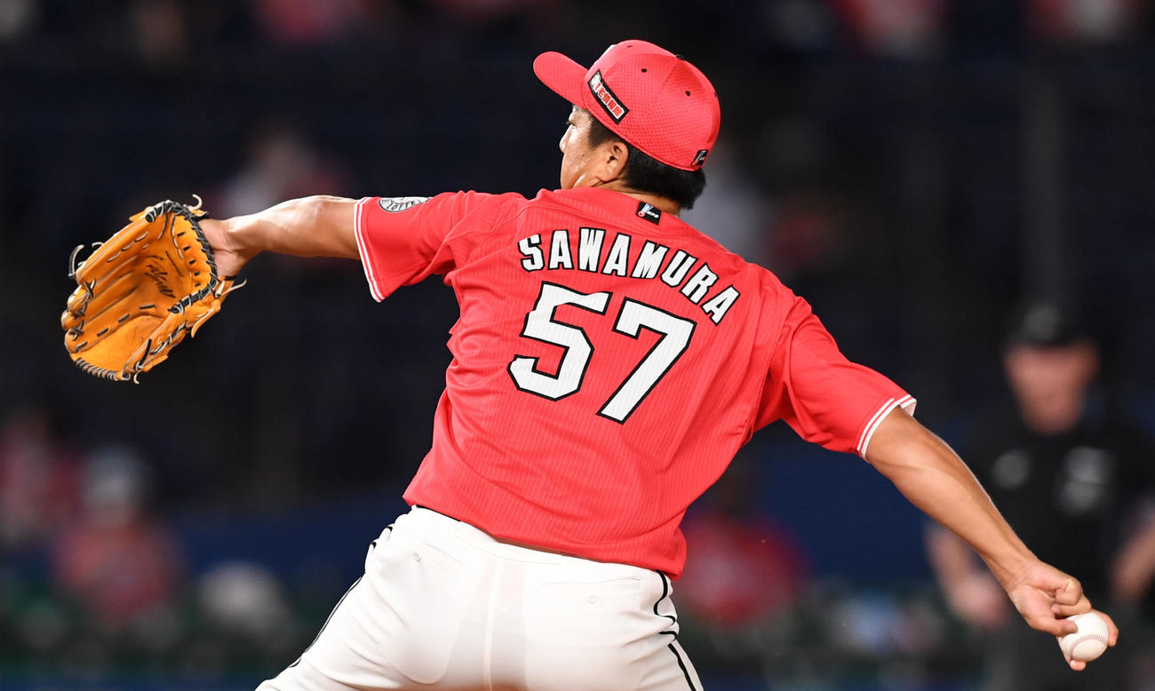 ロッテ対オリックス　8回表途中から背番号57をつけ力投するロッテ沢村（撮影・横山健太）