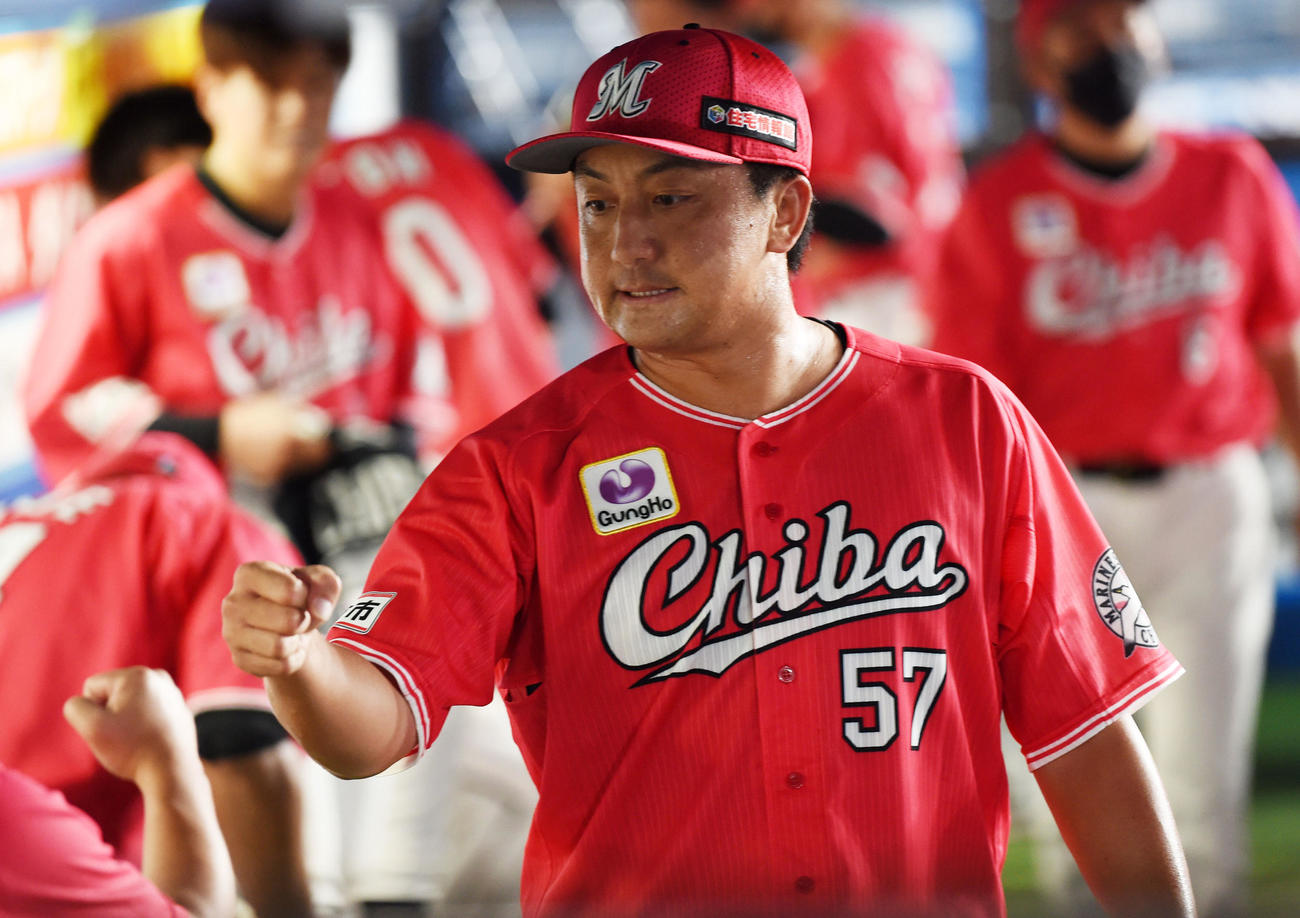 ロッテ対オリックス　8回表を無失点に抑えナインとタッチを交わすロッテ沢村（撮影・横山健太）