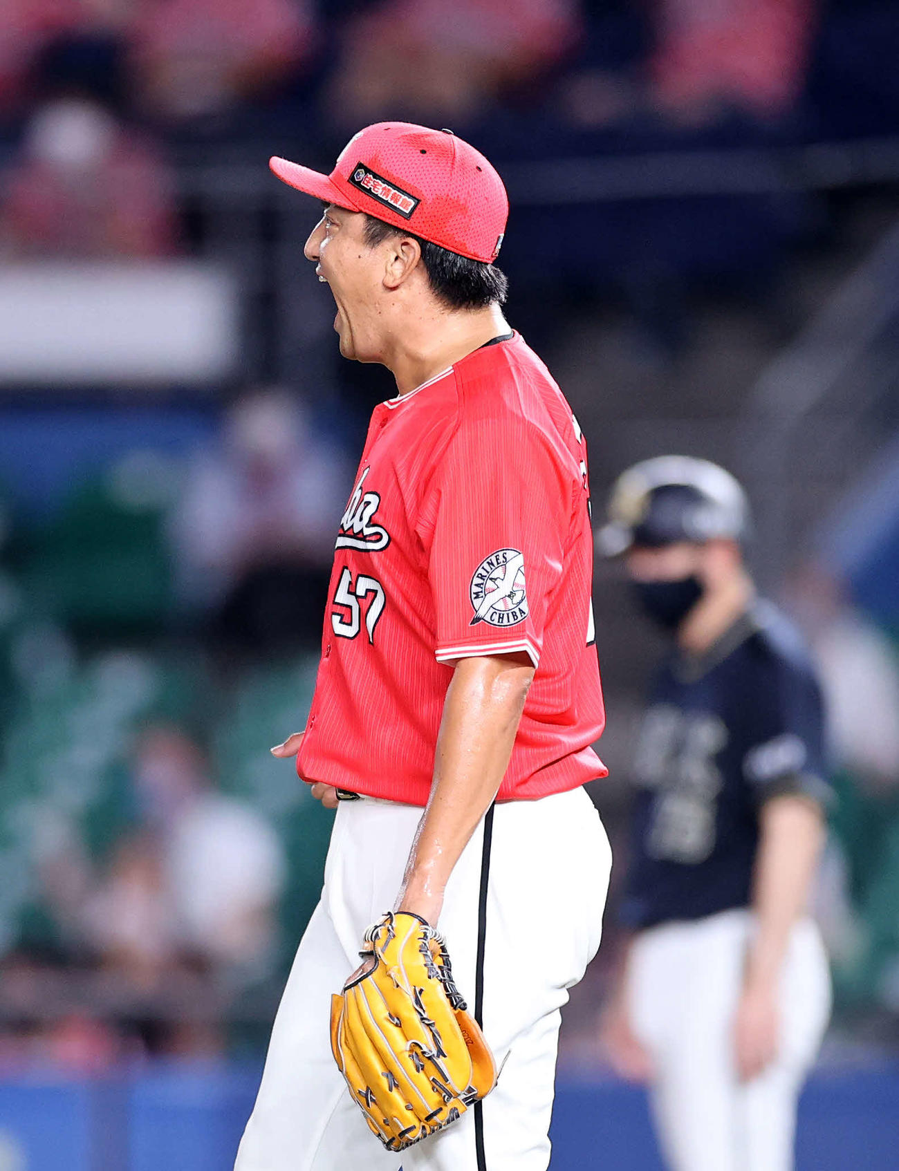 ロッテ対オリックス　8回表、オリックスの攻撃を抑え雄たけびを上げるロッテ沢村（撮影・鈴木正人）