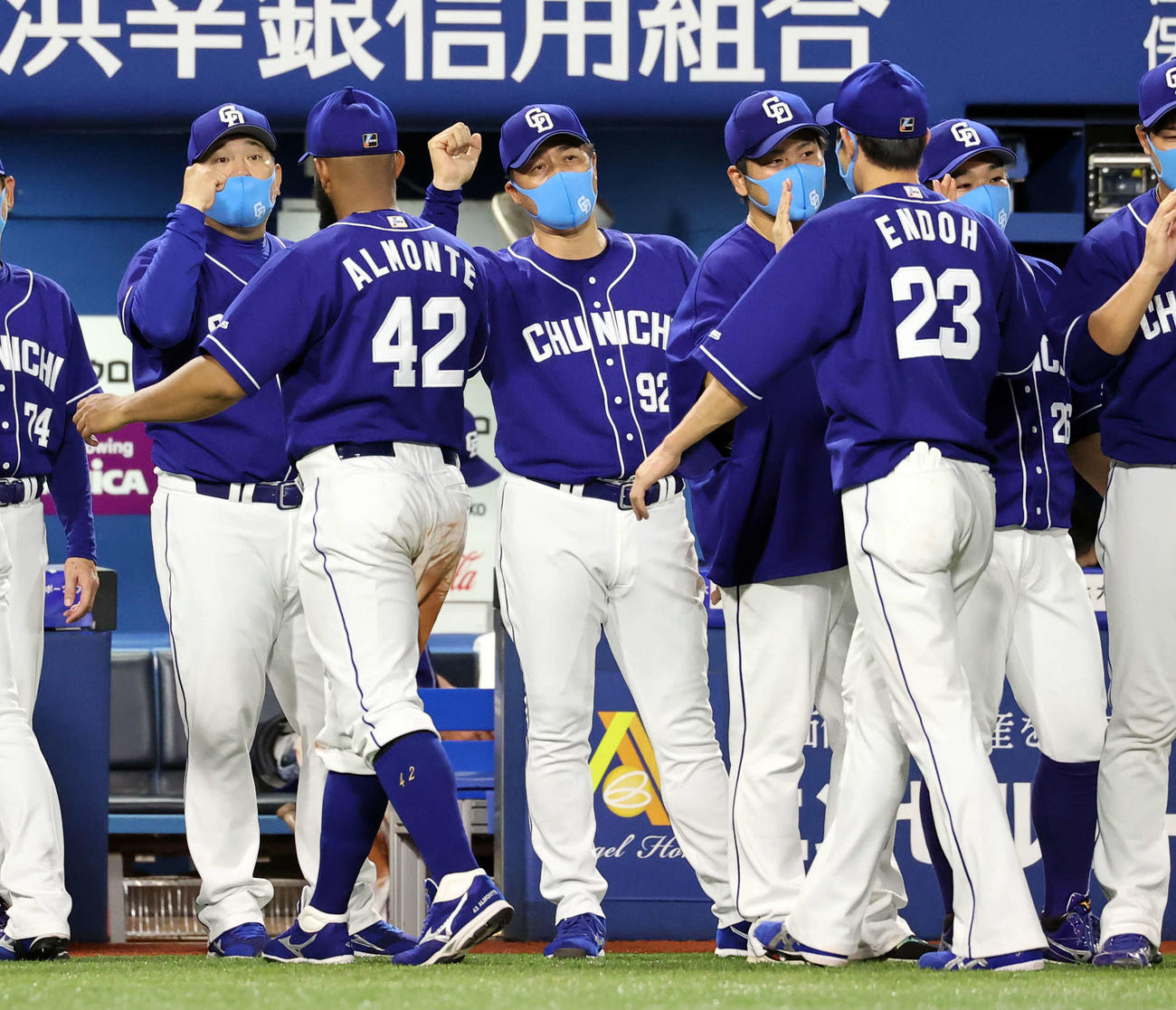 DeNA対中日　監督通算100勝目を挙げた与田監督（中央）はナインを笑顔で迎える（撮影・浅見桂子）