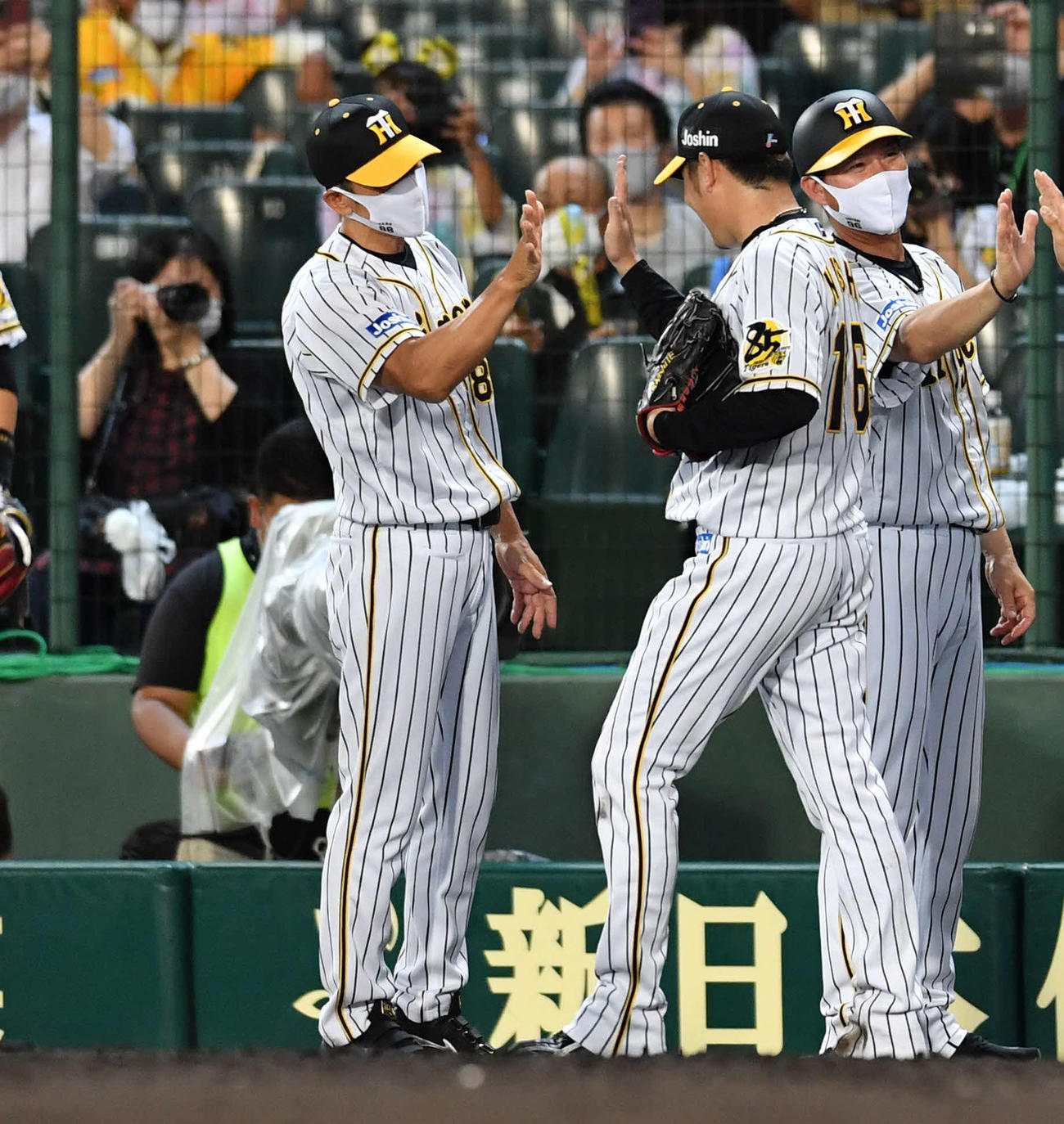 阪神対広島　完封勝利をあげた西勇輝（右から2人目）とハイタッチする矢野燿大監督（撮影・岩下翔太）