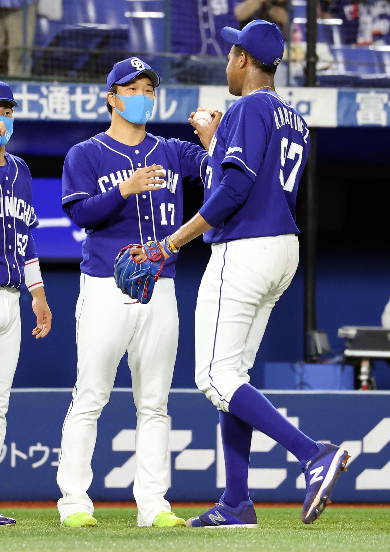 DeNA対中日　勝利投手の柳（左）は最後を締めたR・マルティネスからウイニングボールを笑顔で受け取る（撮影・浅見桂子）