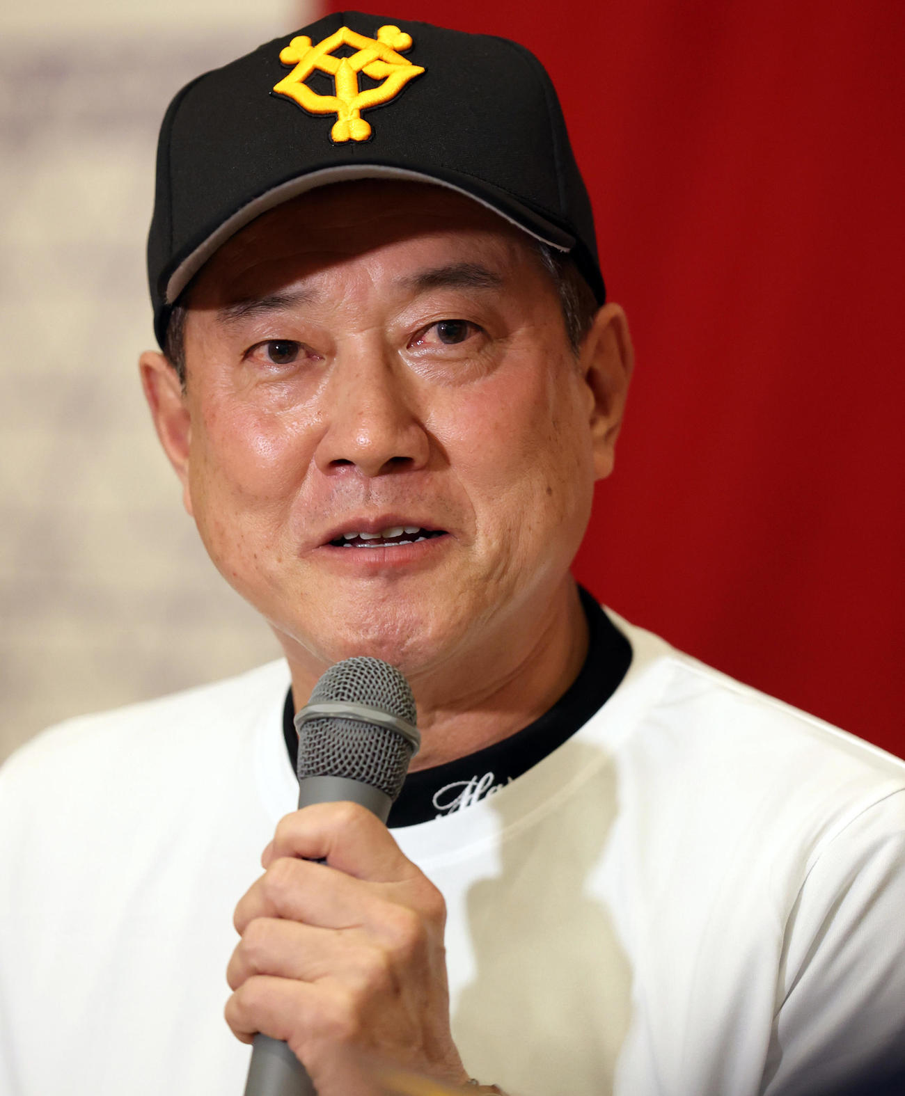 通算1067勝目を達成し、会見で話す原監督（撮影・狩俣裕三）