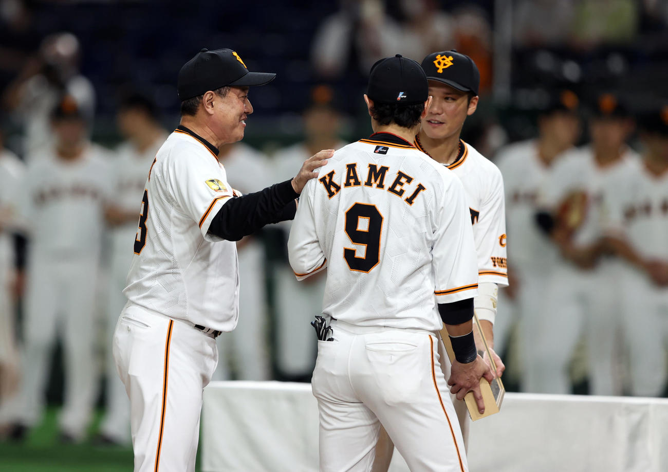 巨人対ヤクルト　試合後のセレモニーで記念ボードを持ってきた亀井（手前）と坂本（右）に笑顔を見せる原監督（撮影・狩俣裕三）