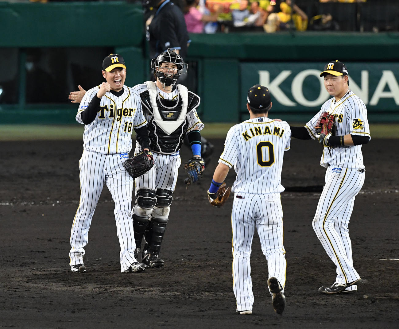 阪神対広島　広島に完封勝利した西勇（左）と梅野（同2人目）らは笑顔でガッツポーズ（撮影・前岡正明）
