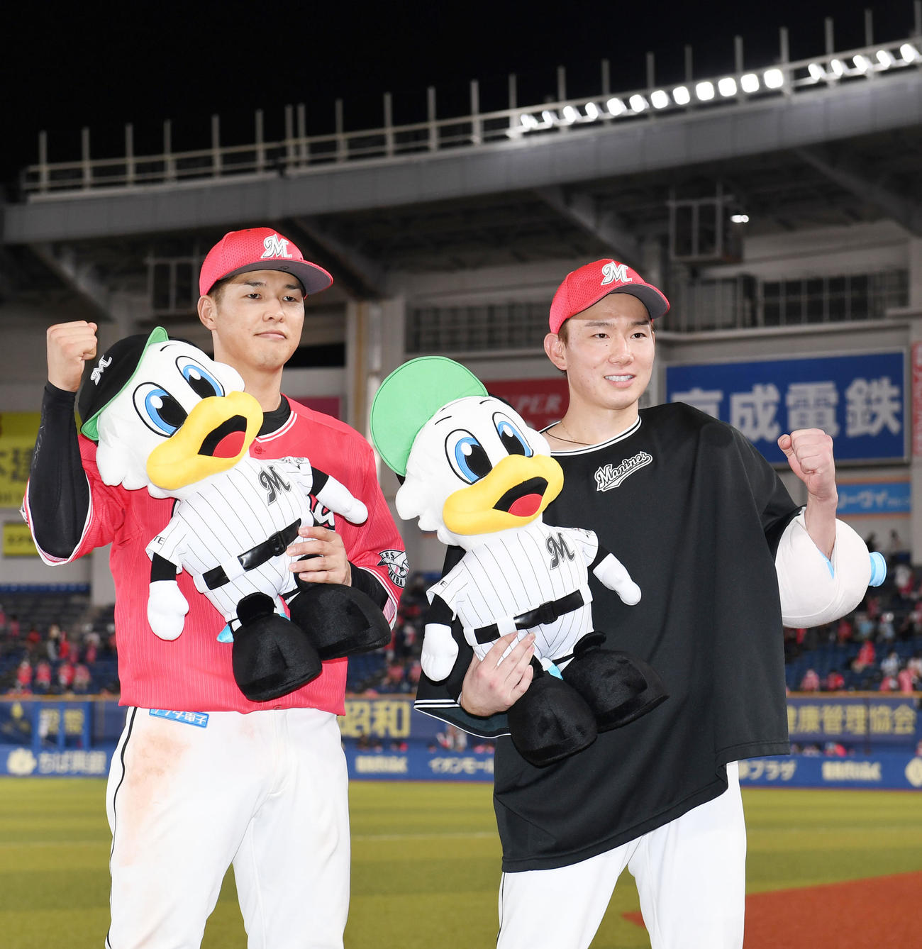 ロッテ対オリックス　笑顔でガッツポーズするロッテ中村奨（左）と中村稔（撮影・横山健太）