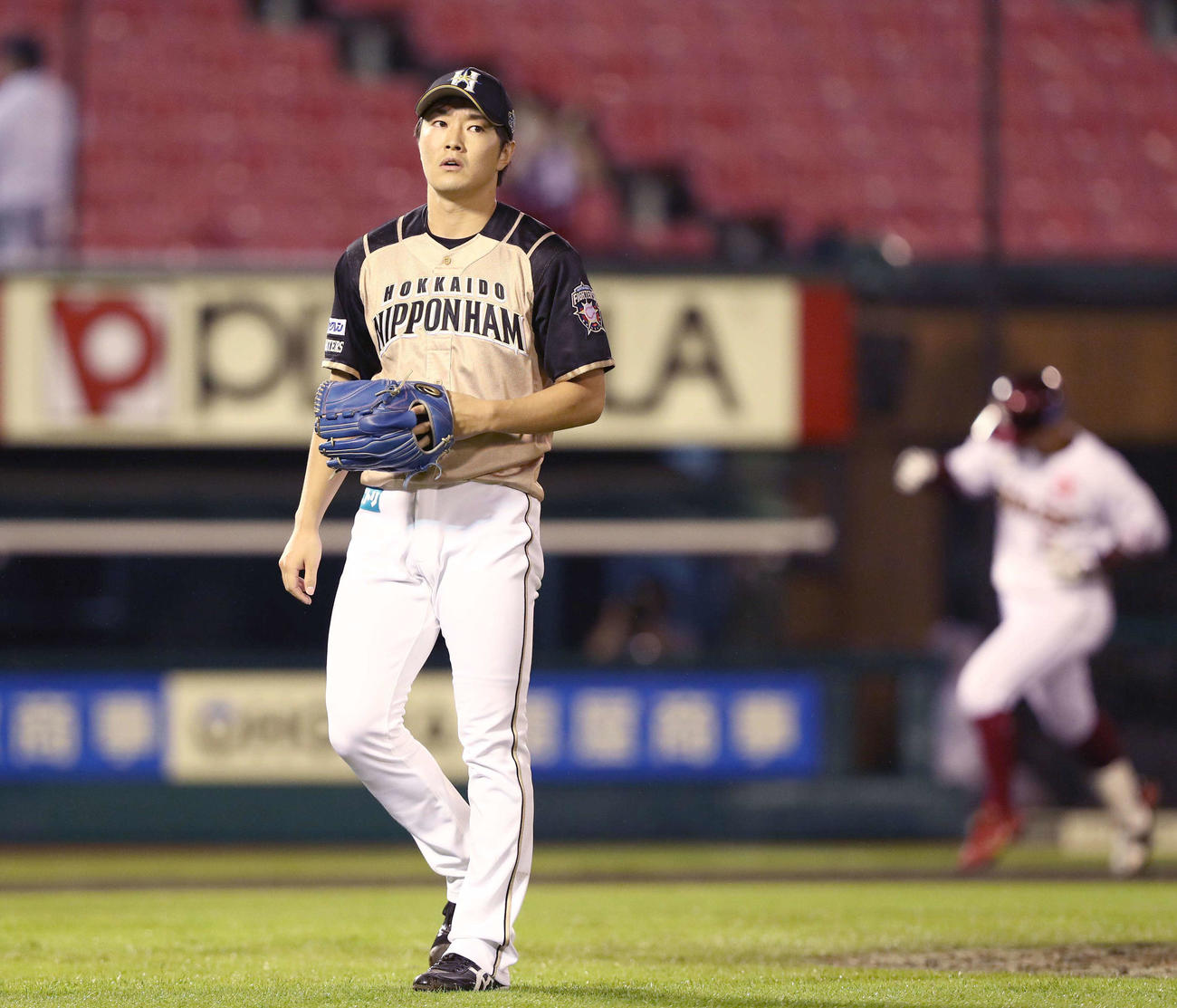 楽天対日本ハム　10回裏、茂木にサヨナラ2点本塁打を浴び、ぼうぜんとする玉井（撮影・黒川智章）