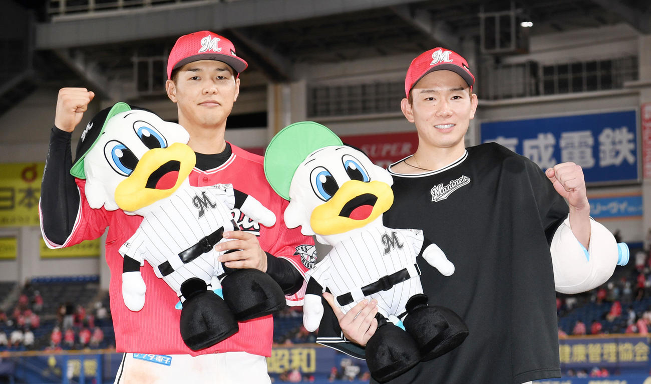 ロッテ対オリックス　笑顔でガッツポーズするロッテ中村奨（左）と中村稔（撮影・横山健太）