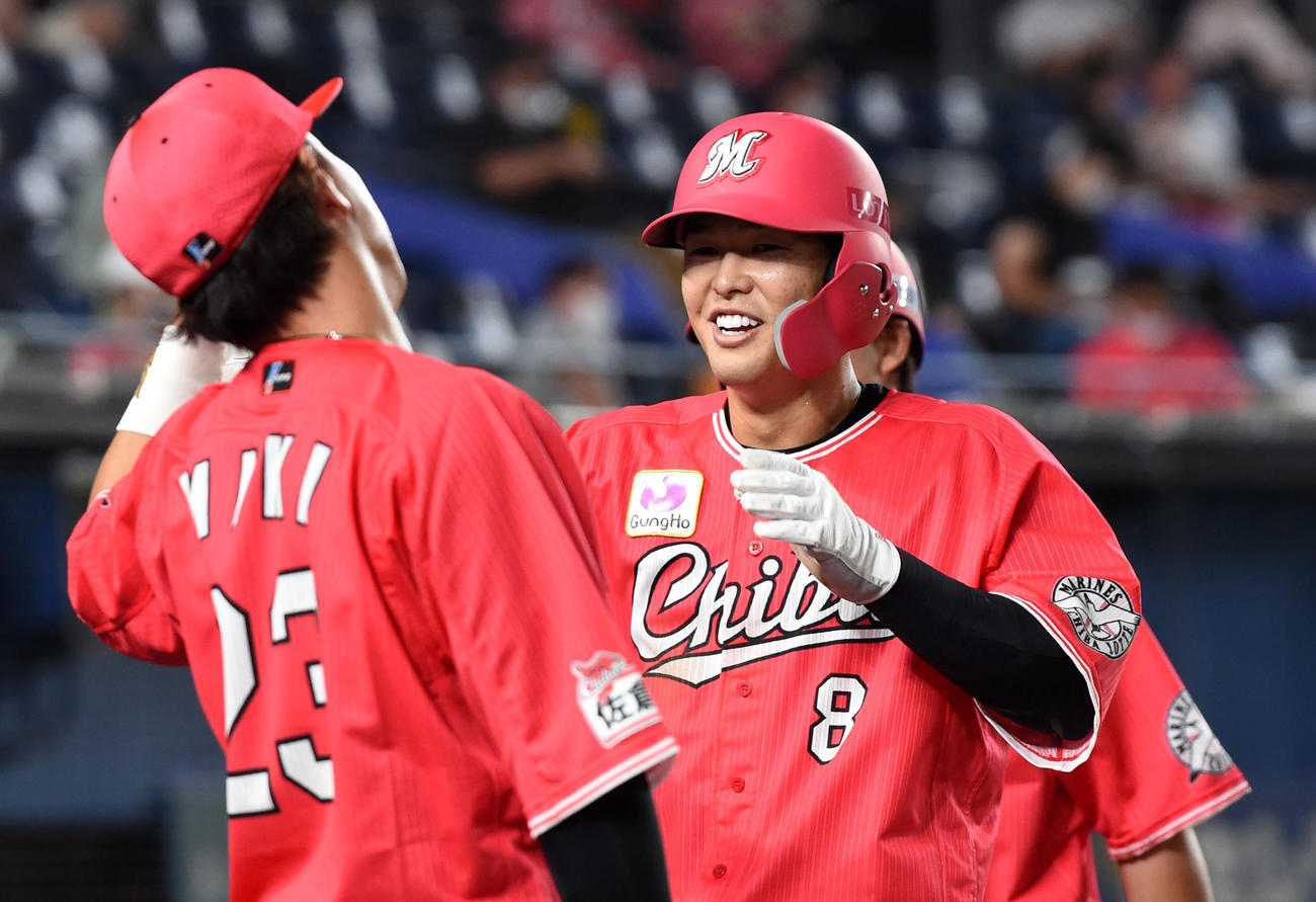 ロッテ対オリックス　6回裏終了時、笑顔でナインとタッチを交わすロッテ中村奨（撮影・横山健太）