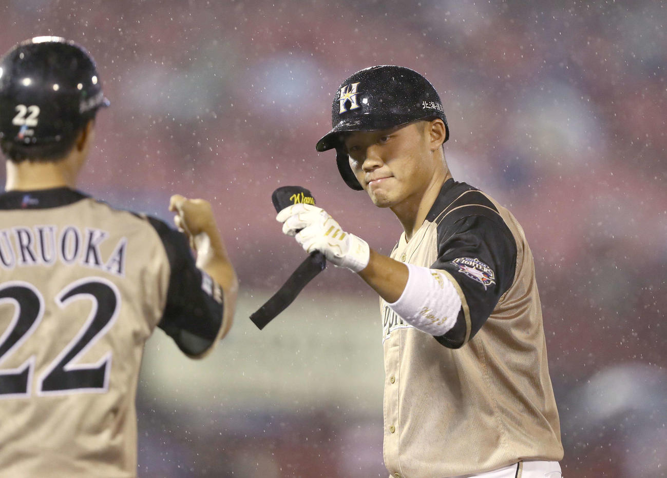 楽天対日本ハム　9回表日本ハム1死三塁、中前適時打を放つ王柏融（撮影・黒川智章）