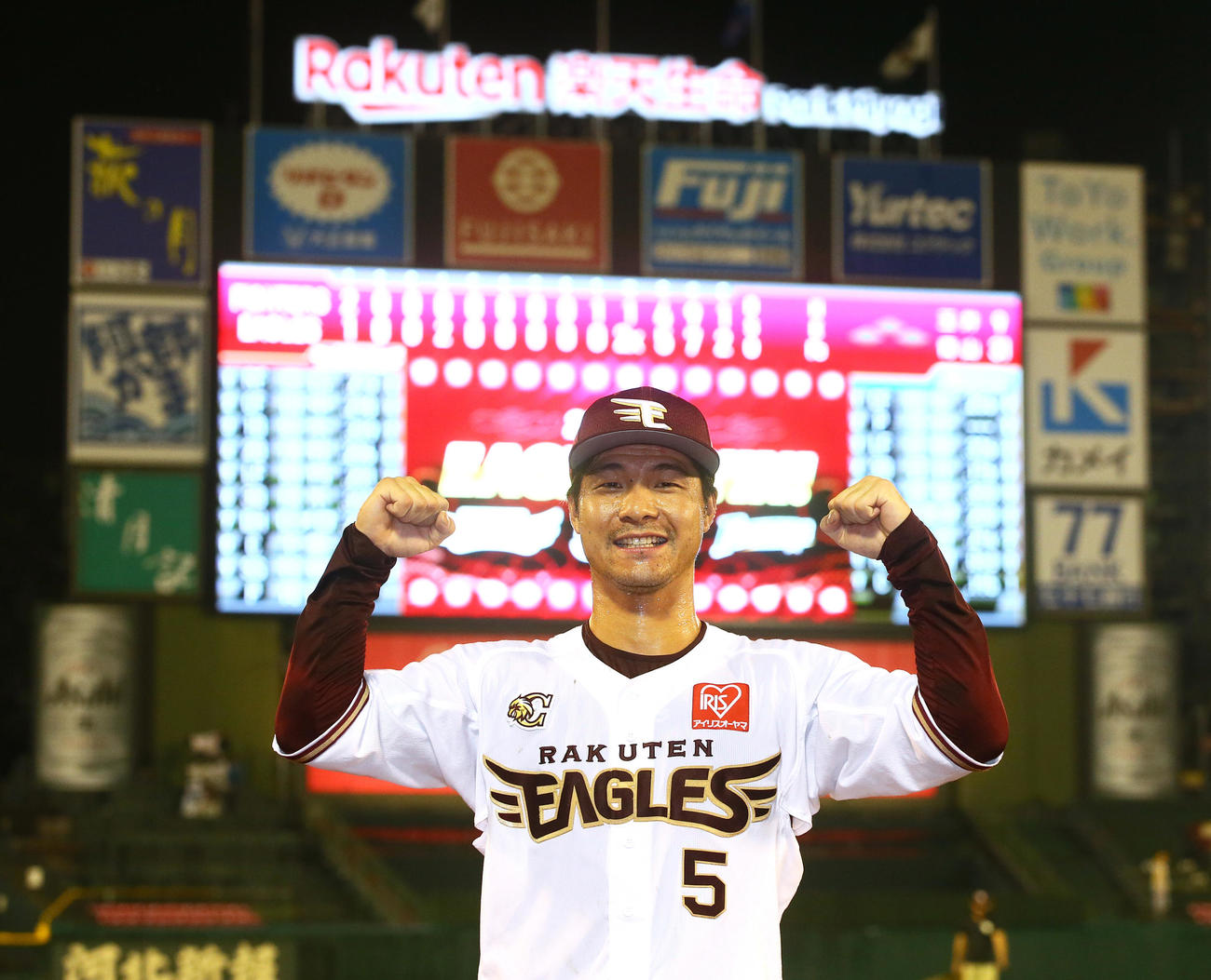 楽天対日本ハム　10回裏楽天1死二塁、逆転サヨナラ2点本塁打を放った茂木は笑顔でガッツポーズ（撮影・足立雅史）