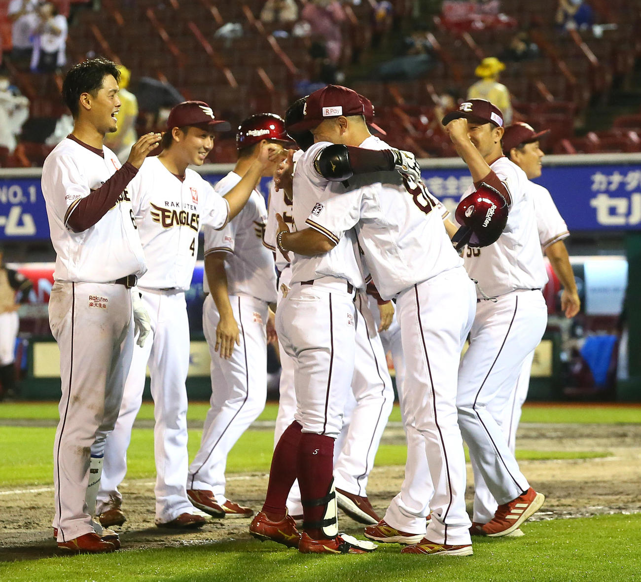 楽天対日本ハム　10回裏楽天1死二塁、逆転サヨナラ2点本塁打を放った茂木（中央左）を抱きしめ祝福する三木監督（同右）（撮影・足立雅史）
