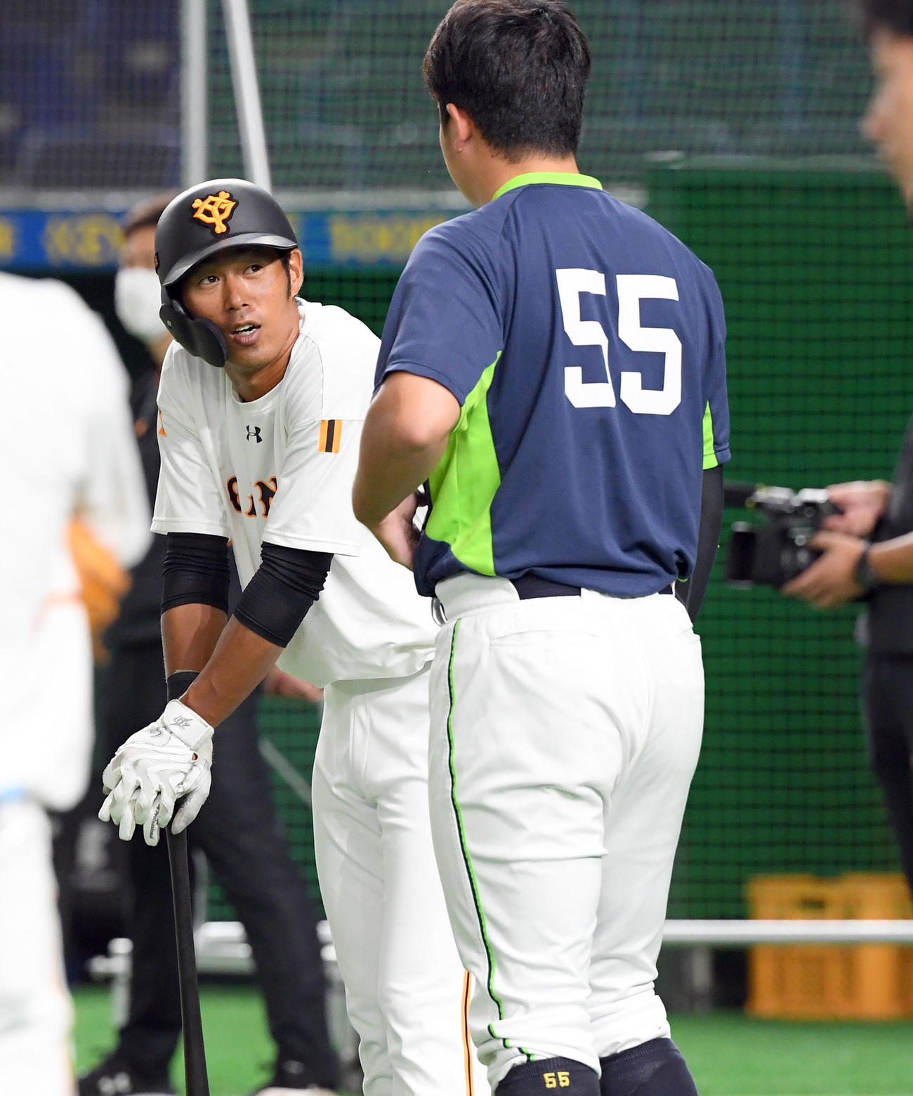 巨人対ヤクルト　ヤクルト村上と話をする巨人立岡（撮影・たえ見朱実）
