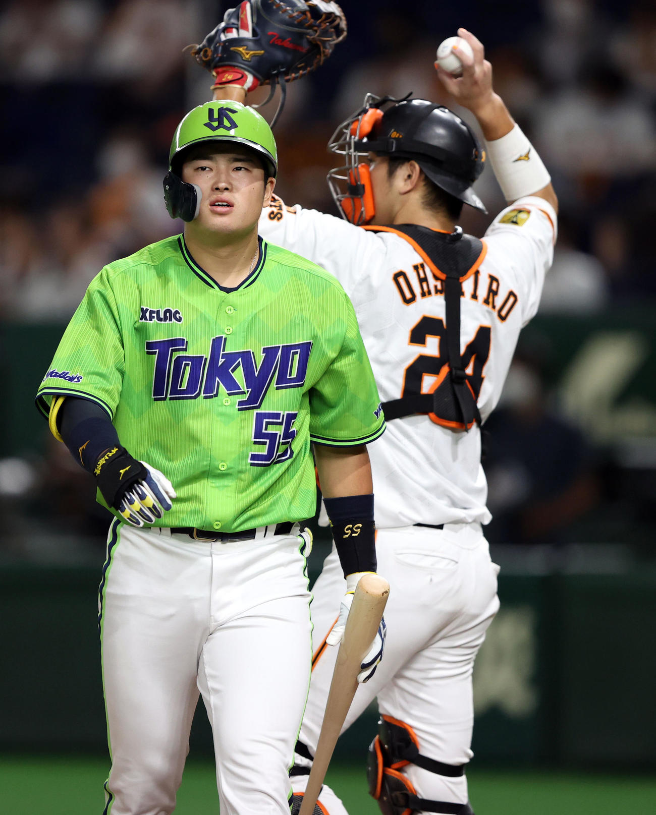 巨人対ヤクルト　4回表ヤクルト無死一、二塁、空振り三振に倒れる村上（撮影・狩俣裕三）