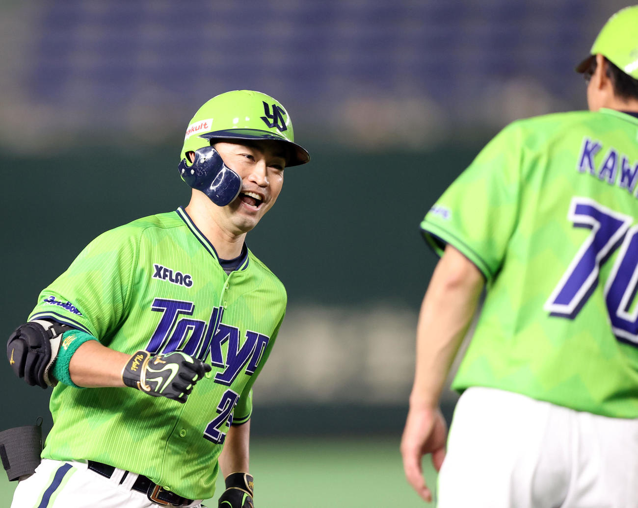 巨人対ヤクルト　5回表ヤクルト2死一塁、2点本塁打を放つ青木（撮影・狩俣裕三）