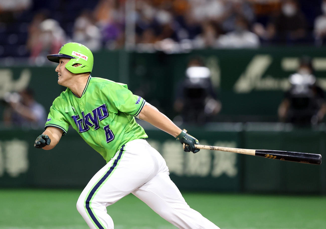 巨人対ヤクルト　6回表ヤクルト2死一、二塁、左適時打を放つ中山（撮影・狩俣裕三）