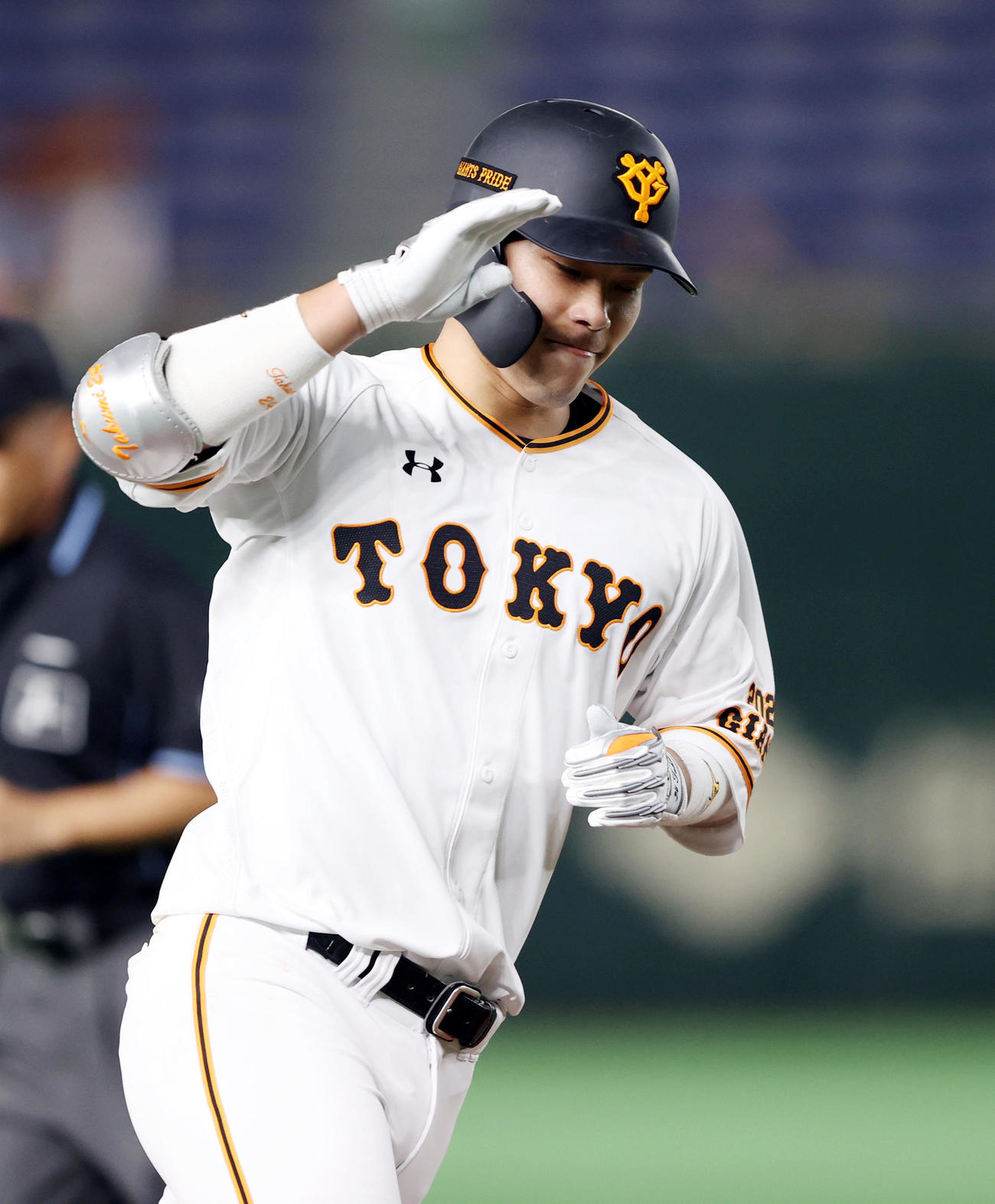 巨人対ヤクルト　6回裏巨人無死、ソロ本塁打を放つ大城（撮影・狩俣裕三）