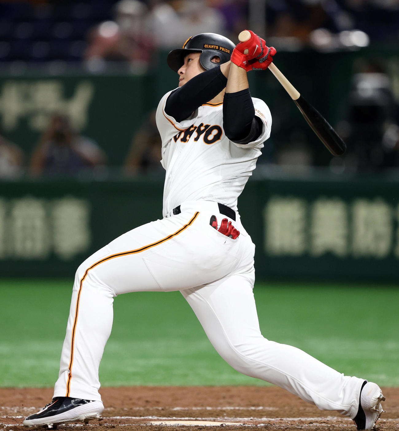 巨人対ヤクルト　7回裏巨人1死、ソロ本塁打を放つ岡本（撮影・狩俣裕三）