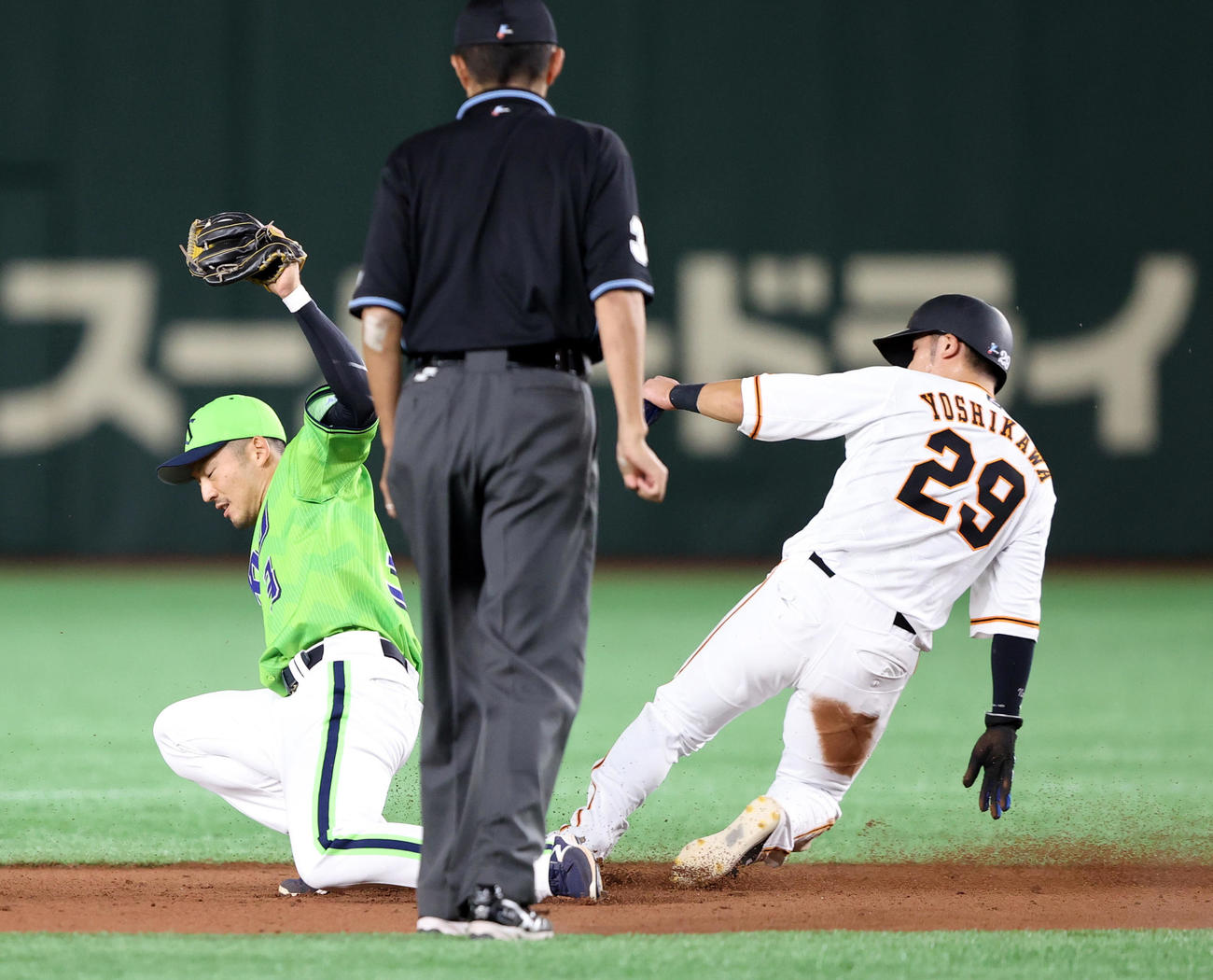 巨人対ヤクルト　8回裏巨人無死一塁、二盗を決める吉川尚（右）（撮影・狩俣裕三）