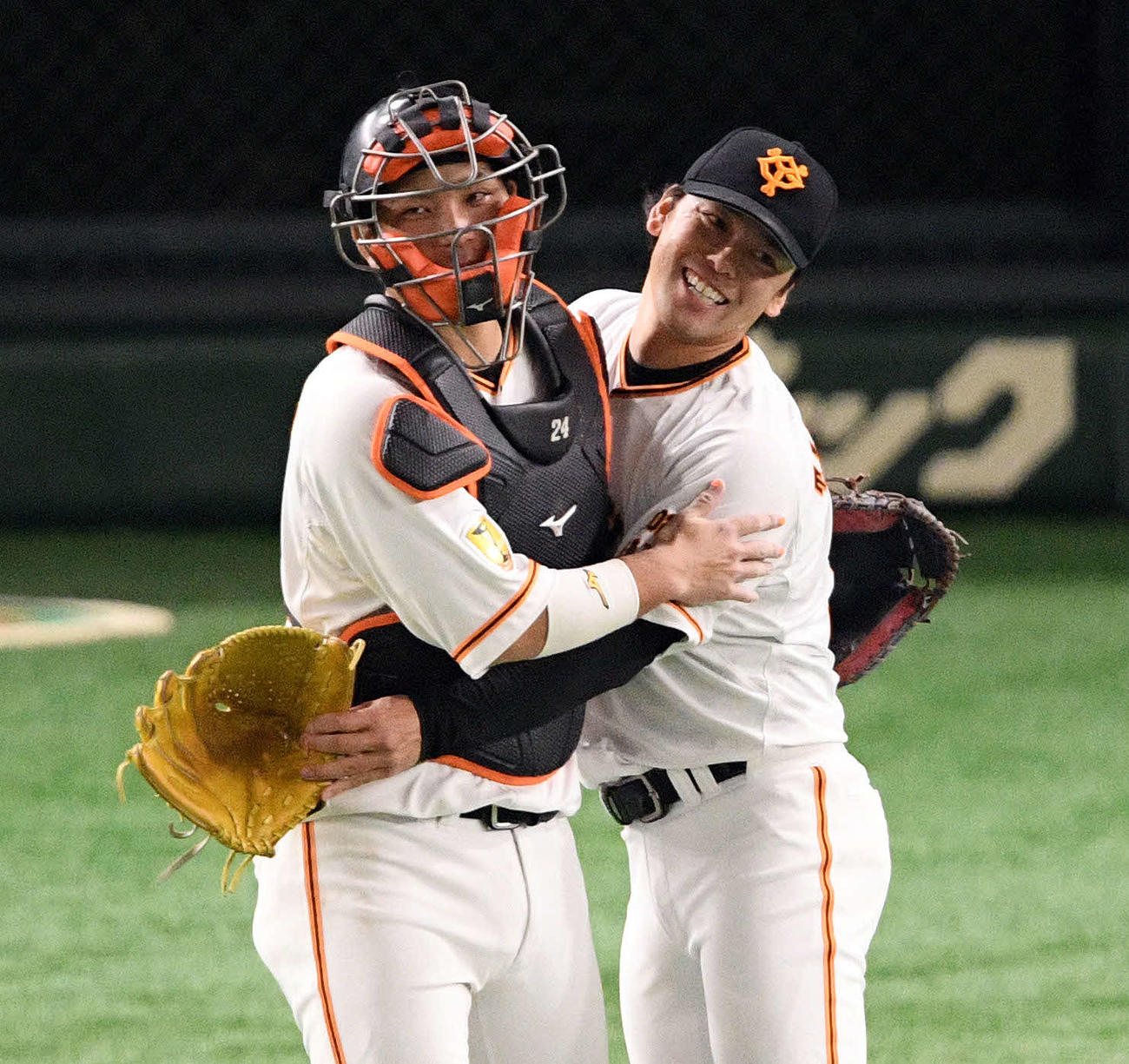 巨人対ヤクルト　9回表を3者凡退に抑えた巨人高梨（右）は大城と抱き合って喜ぶ（撮影・滝沢徹郎）