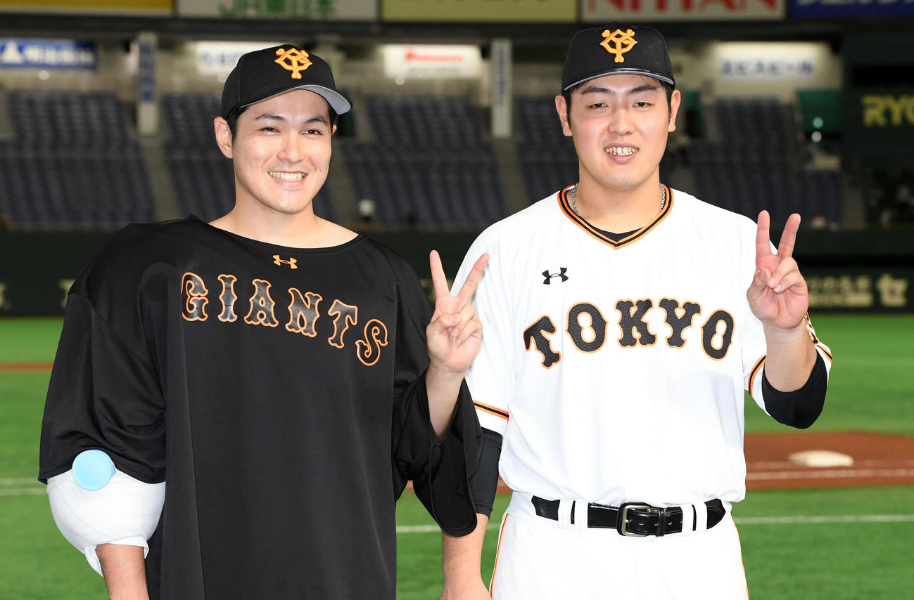 巨人対ヤクルト　今季2勝目を挙げた巨人鍵谷（左）と2本塁打を放った岡本は、一緒に笑顔でポーズ（撮影・たえ見朱実）