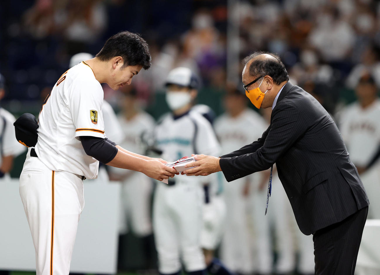 巨人対ヤクルト　8月の大樹生命月間MVPに選ばれ、今村球団社長から金一封を贈呈される菅野（撮影・狩俣裕三）
