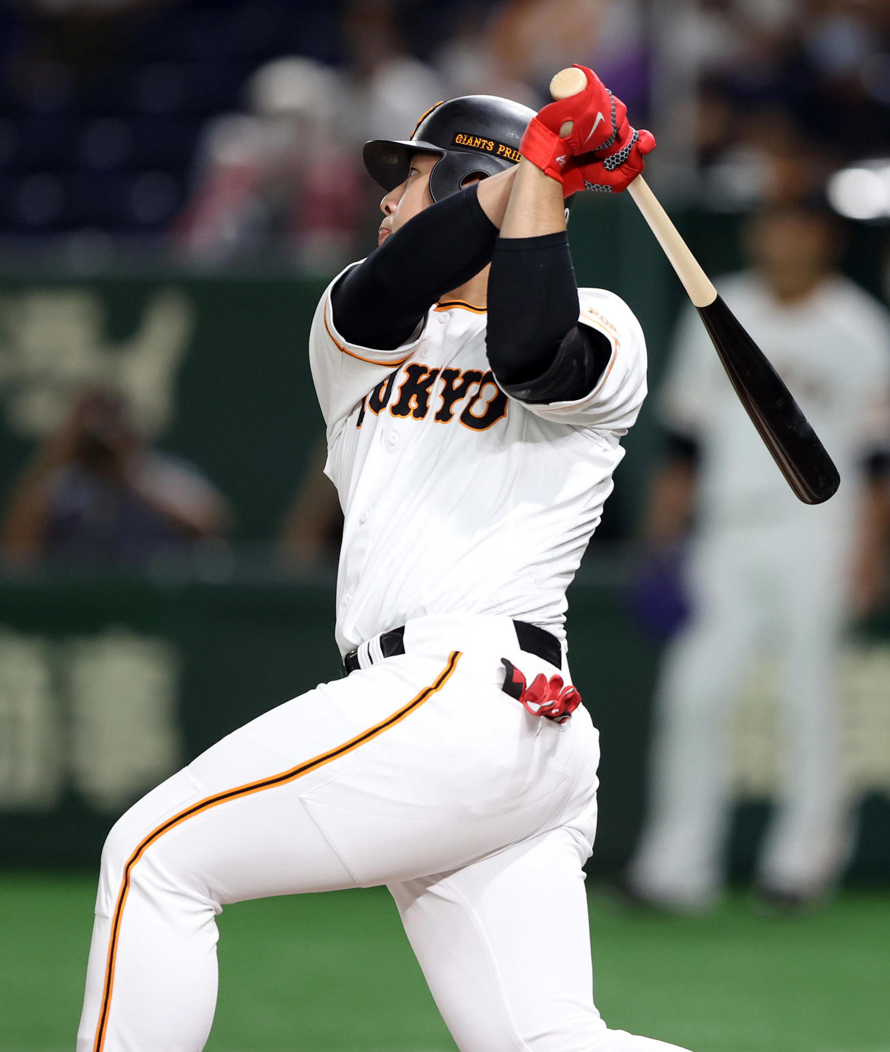 巨人対ヤクルト　1回裏巨人1死一、二塁、3点本塁打を放つ岡本（撮影・狩俣裕三）