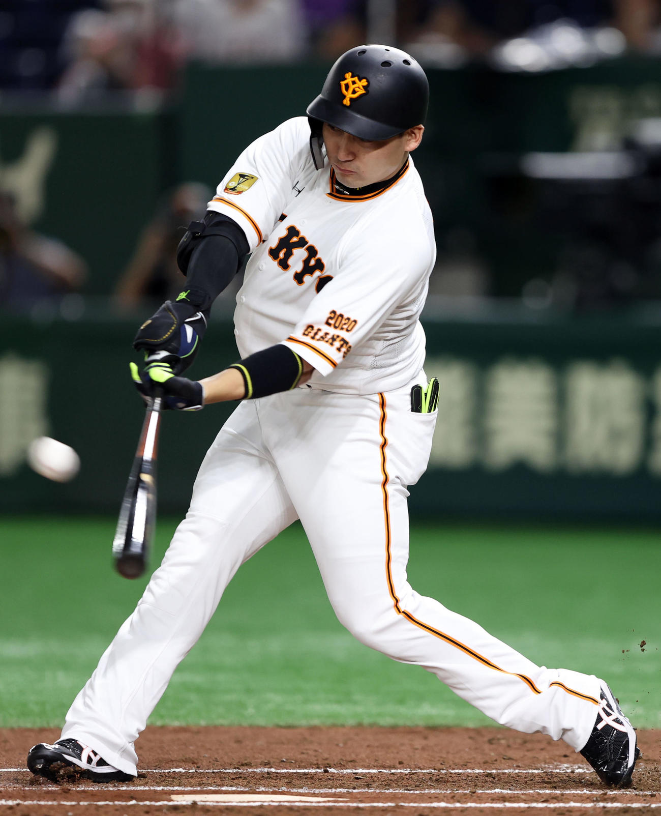 巨人対ヤクルト　1回裏巨人1死、二塁打を放つ丸（撮影・狩俣裕三）