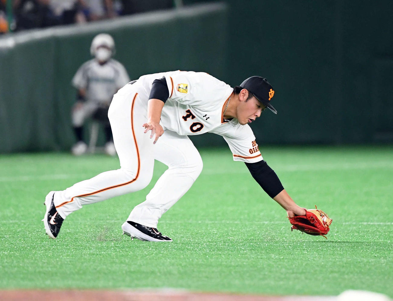 巨人対ヤクルト　2回表ヤクルト1死、西浦直亨の打球を好捕する岡本（撮影・たえ見朱実）