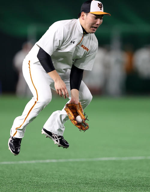 巨人対ヤクルト　試合前のノックで、ジャンプしながらキャッチする丸（撮影・狩俣裕三）