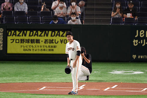 巨人対ヤクルト　試合前に月間MVPの表彰を受けた巨人菅野は観客席に一礼する（撮影・滝沢徹郎）