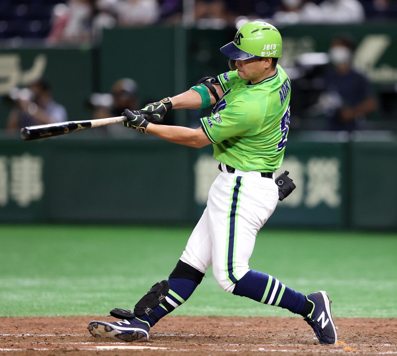 巨人対ヤクルト　5回表ヤクルト2死一塁、2点本塁打を放つ青木（撮影・狩俣裕三）