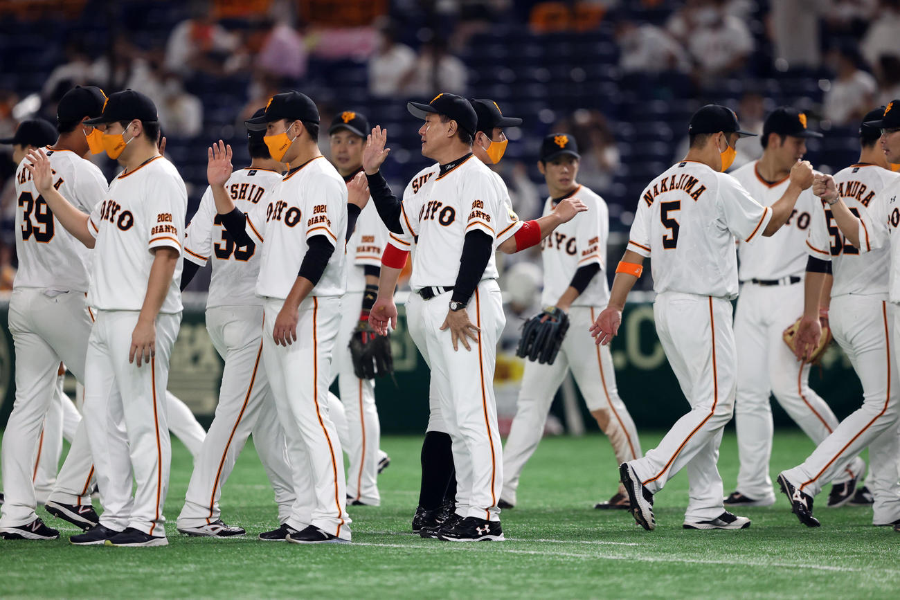 巨人対ヤクルト　試合後、選手を迎える原監督（中央）（撮影・狩俣裕三）