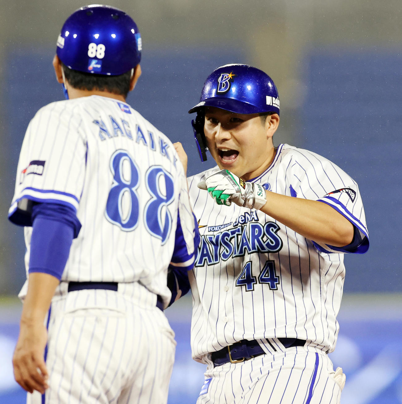 DeNA対中日　5回裏DeNA2死1死、佐野は左前打を放ち、笑顔で喜ぶ（撮影・浅見桂子）