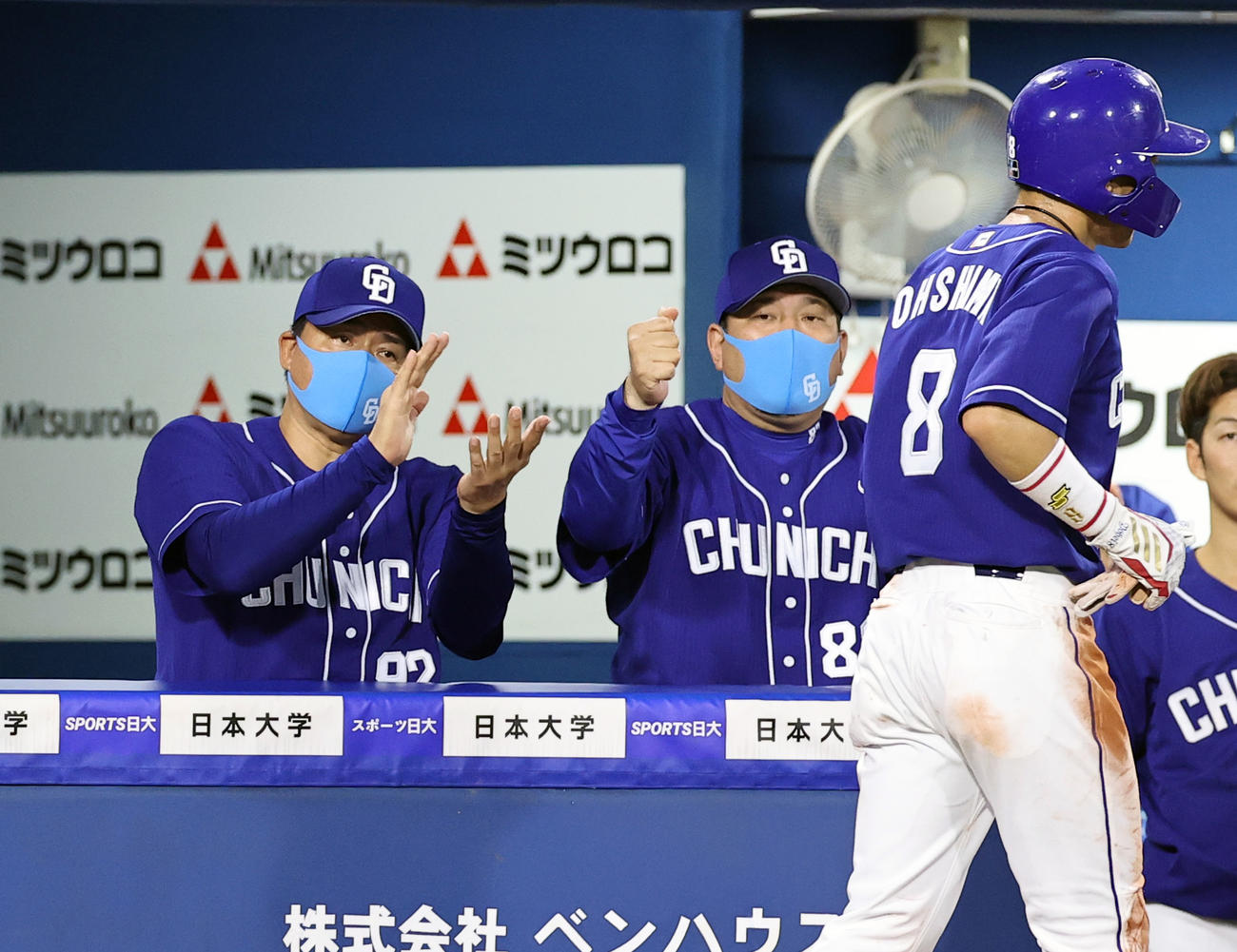 DeNA対中日　4回表中日満塁、ビシエドの併殺崩れで2点を挙げ、拍手で大島（手前）を迎える与田監督（左）ら（撮影・浅見桂子）