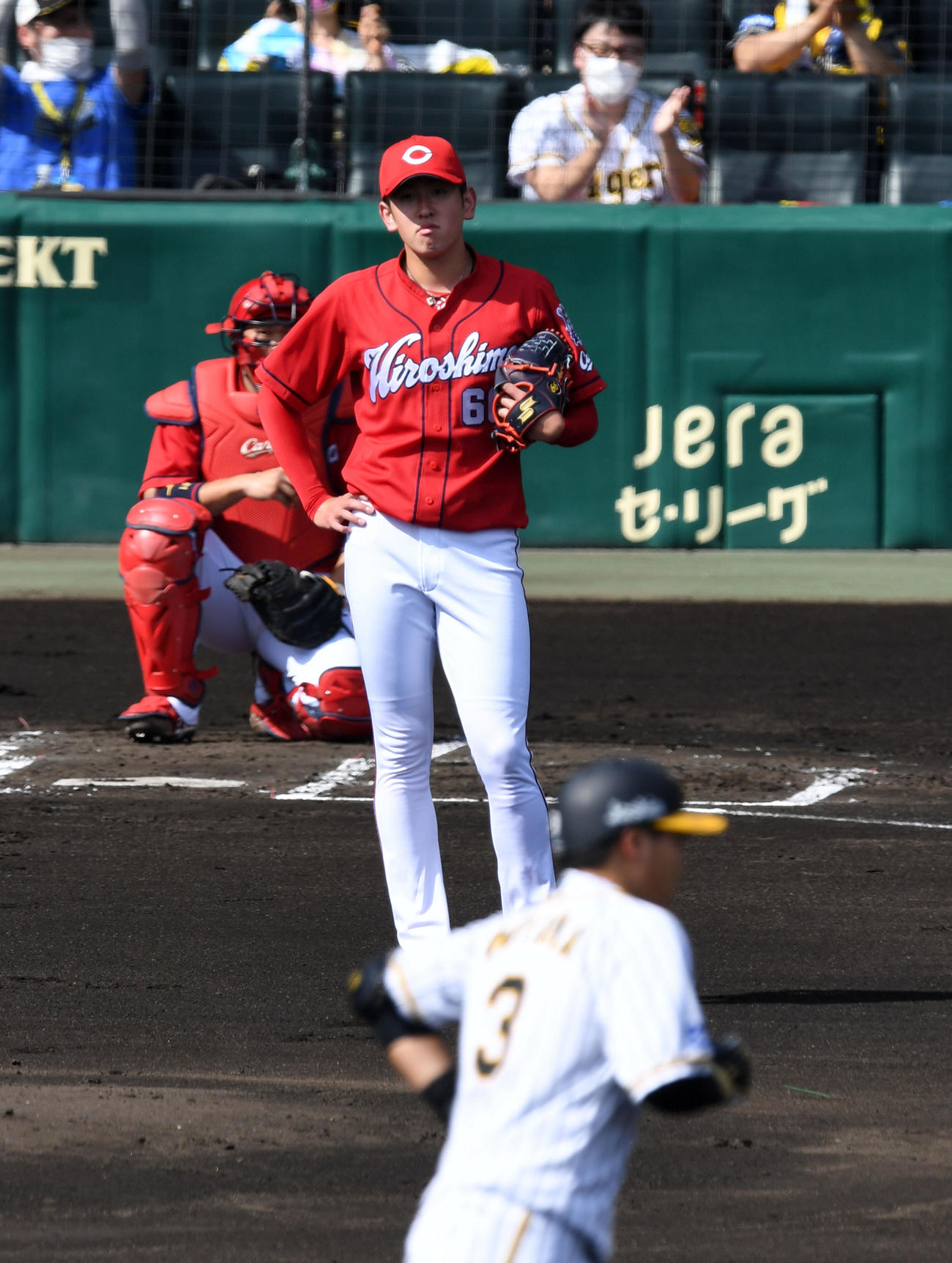 阪神対広島　1回裏阪神2死一、二塁、大山に先制の中越え3点本塁打を打たれがっくりする遠藤（撮影・前岡正明）
