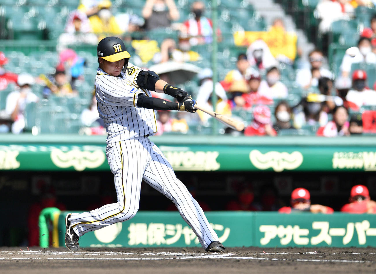阪神対広島　1回裏阪神2死一、二塁、大山は中越え先制3点本塁打を放つ（撮影・岩下翔太）